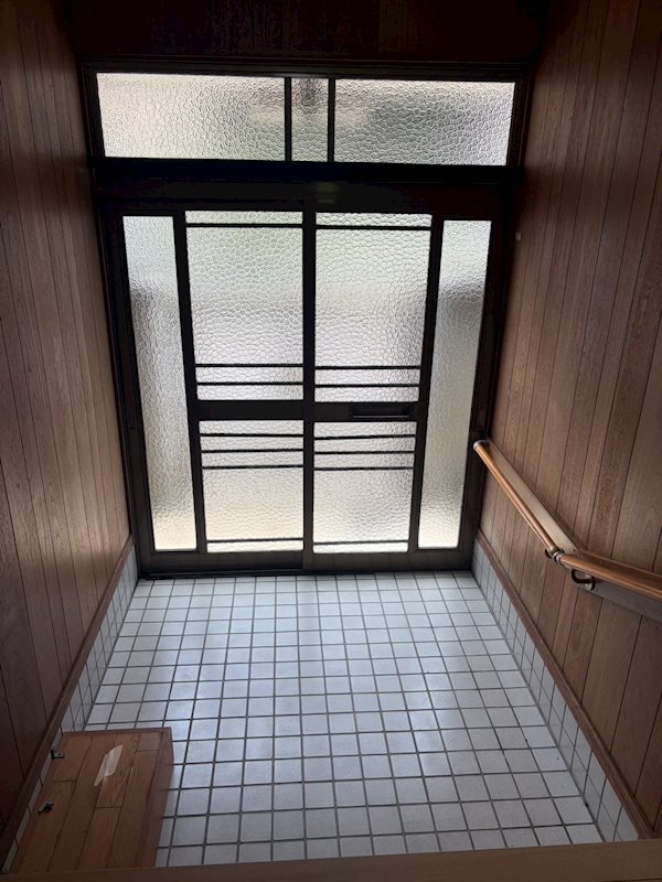 舞鶴市余部上・土地付中古住宅 現地写真（玄関）