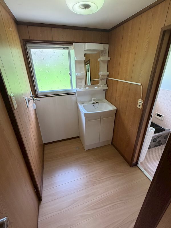 舞鶴市余部上・土地付中古住宅 内観写真（洗面台・洗面所）