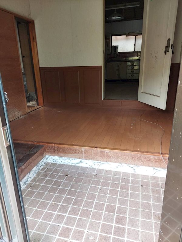 福知山市上小田・土地付中古住宅 現地写真（玄関）
