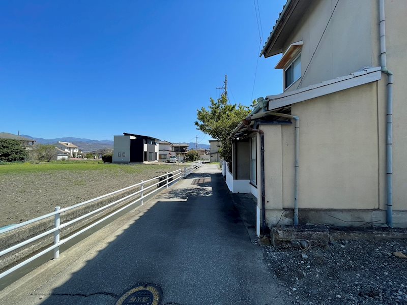 甲斐市竜王　中古住宅 現地写真（前面道路含む現地写真）