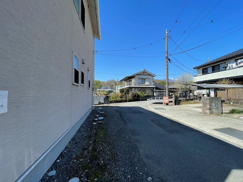 甲斐市竜王　中古住宅 現地写真（前面道路含む現地写真）