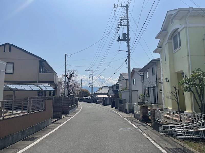 甲斐市篠原 中古住宅 現地写真（前面道路含む現地写真）