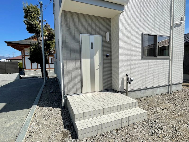 中巨摩郡昭和町築地新居　新築建売住宅 現地写真（玄関）