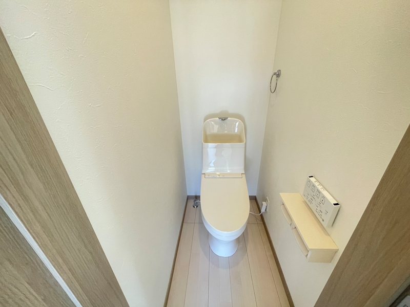 中巨摩郡昭和町築地新居　新築建売住宅 内観写真（トイレ）