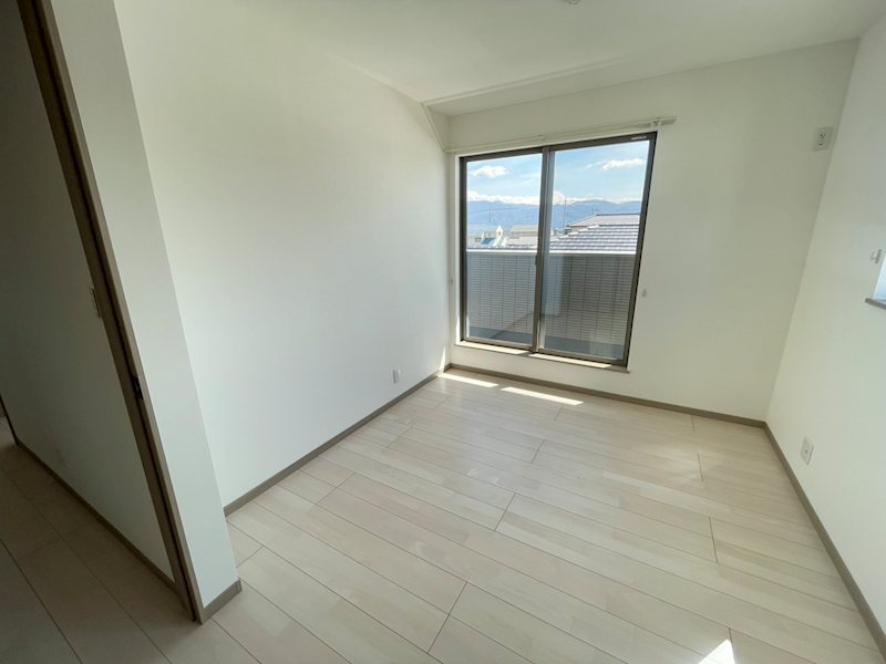 中巨摩郡昭和町築地新居　新築建売住宅 内観写真（子供部屋）
