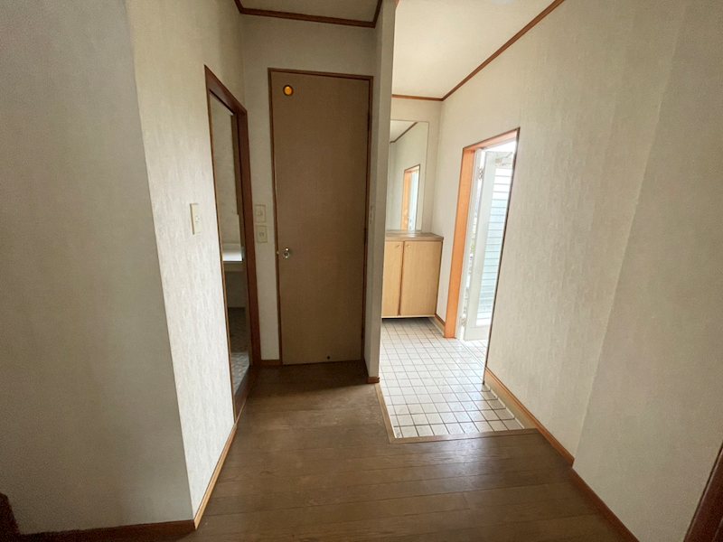 韮崎市旭町上條北割　中古住宅 現地写真（玄関）