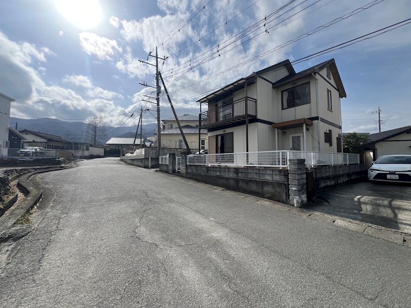 韮崎市旭町上條北割　中古住宅 現地写真（前面道路含む現地写真）