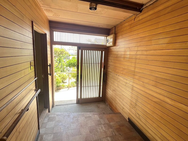 韮崎市神山町鍋山　中古住宅 現地写真（玄関）