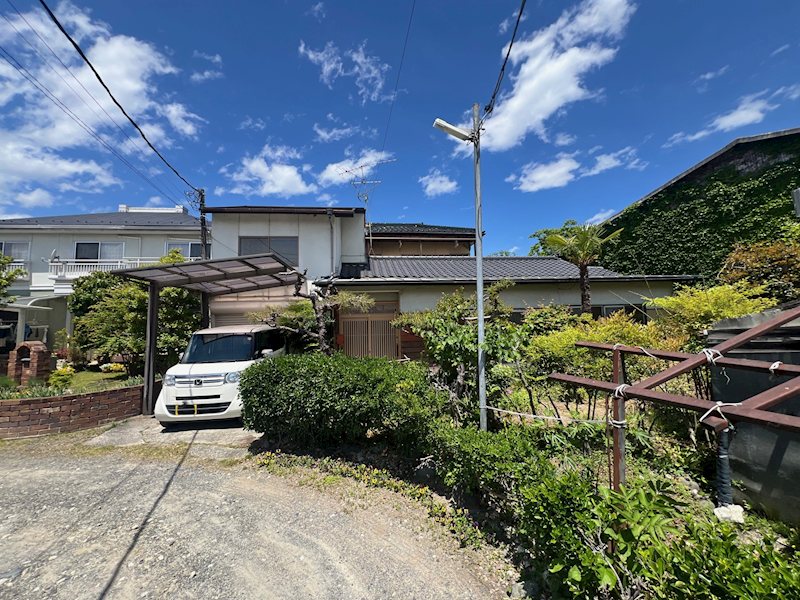 韮崎市神山町鍋山　中古住宅 現地写真（前面道路含む現地写真）