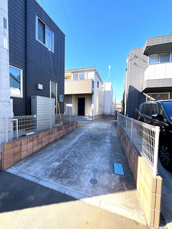 上尾市平塚中古戸建て 現地写真（前面道路含む現地写真）