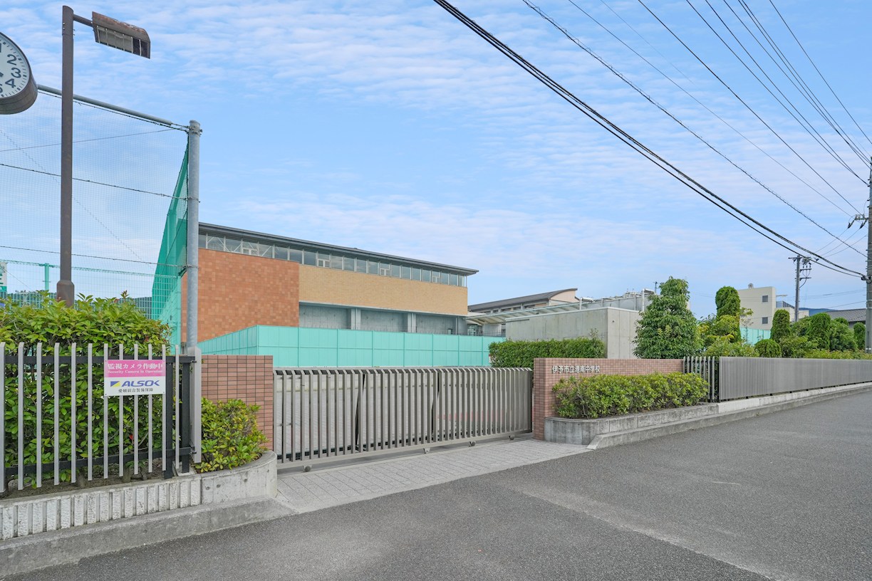 FelidiaGarden伊予市上吾川 全3区画 2号棟(No.1041) 中学校