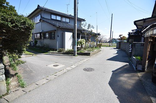 村上市緑町２丁目売地 現地写真（前面道路含む現地写真）