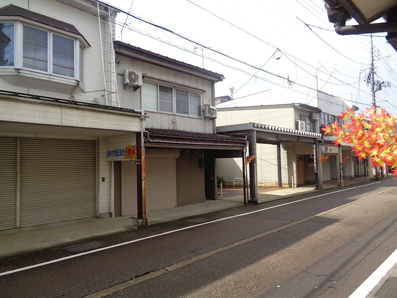 上越市南本町３丁目貸家 現地写真（前面道路含む現地写真）