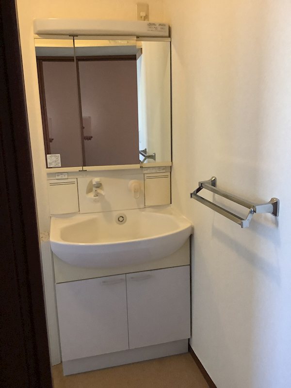 西区小針西１丁目戸建 内観写真（洗面台・洗面所）