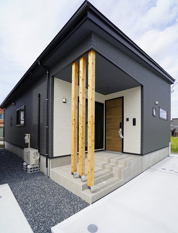 Lakulusu Home 聖籠B棟 現地写真（玄関）