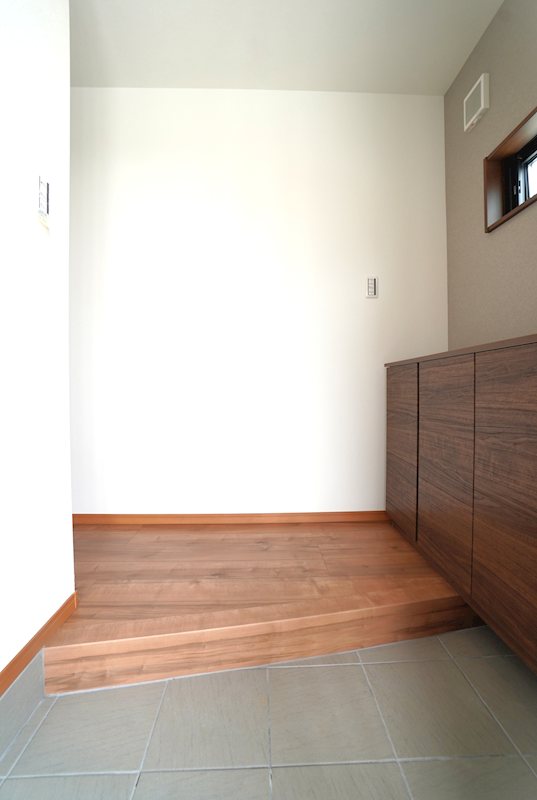 Lakulusu Home 聖籠B棟 現地写真（玄関）