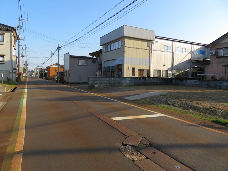 三条市塚野目２丁目売地 現地写真（前面道路含む現地写真）