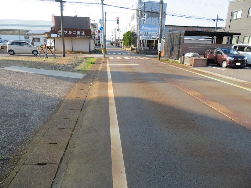 三条市塚野目２丁目売地 現地写真（前面道路含む現地写真）