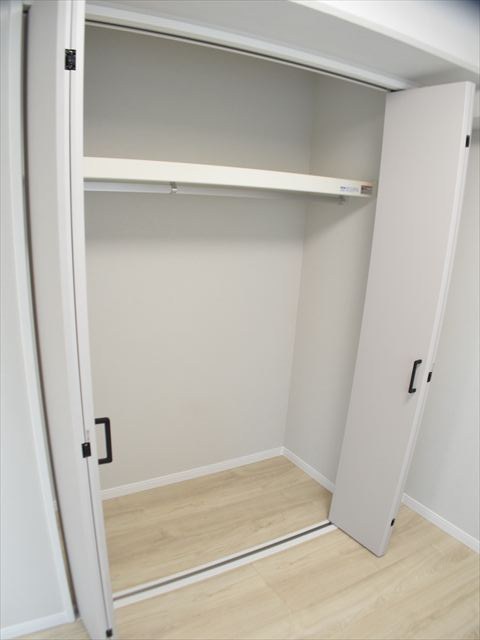 各居室に収納が備え付けられています♪ グリーンパーク第18綾瀬 その他