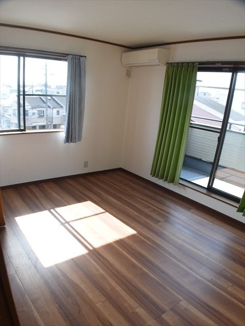 3階の主寝室にしたいバルコニー直結の洋室で♪ さいたま市南区大谷場1丁目 戸建 その他