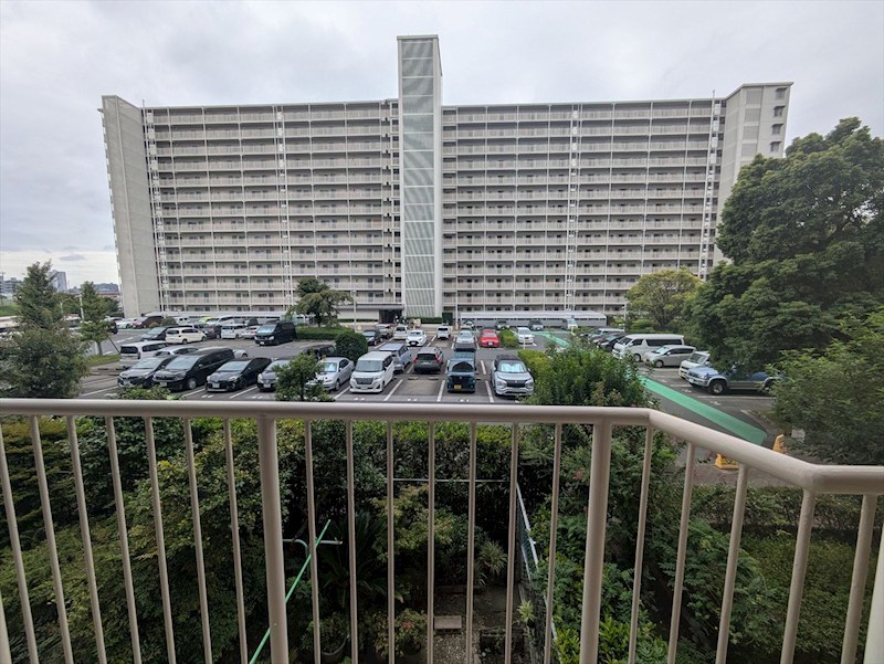 前面は駐車場につき採光しっかりと入ります♪ ボナハイツ中川3号棟 その他