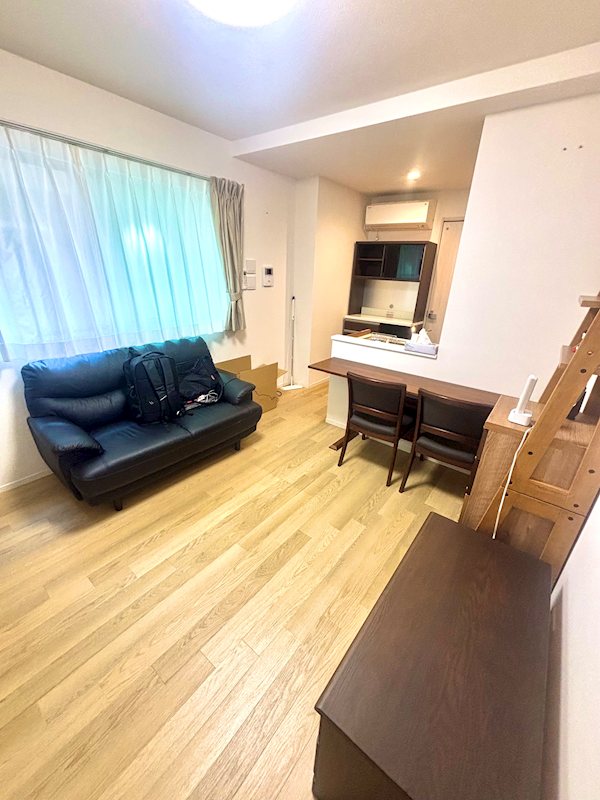 南向きのリビングは、明るい陽射しがたっぷり!家族の笑顔があふれる心地よい空間です 渋谷区恵比寿2丁目 中古戸建 その他