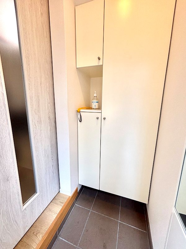 たっぷり収納のシューズボックス付きで、玄関まわりもスッキリ 渋谷区恵比寿2丁目 中古戸建 その他