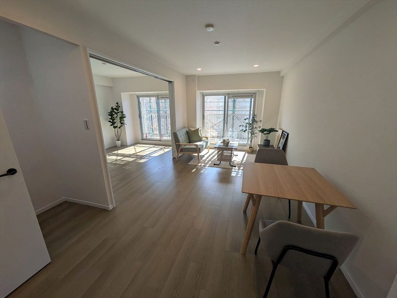 隣室を開放して大きなリビングとしても使用可 ボナハイツ中川1号棟 その他