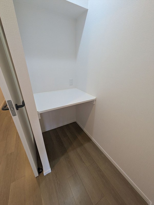 リビングに仕事や勉強に使えるデスクを設置♪ ボナハイツ中川1号棟 その他