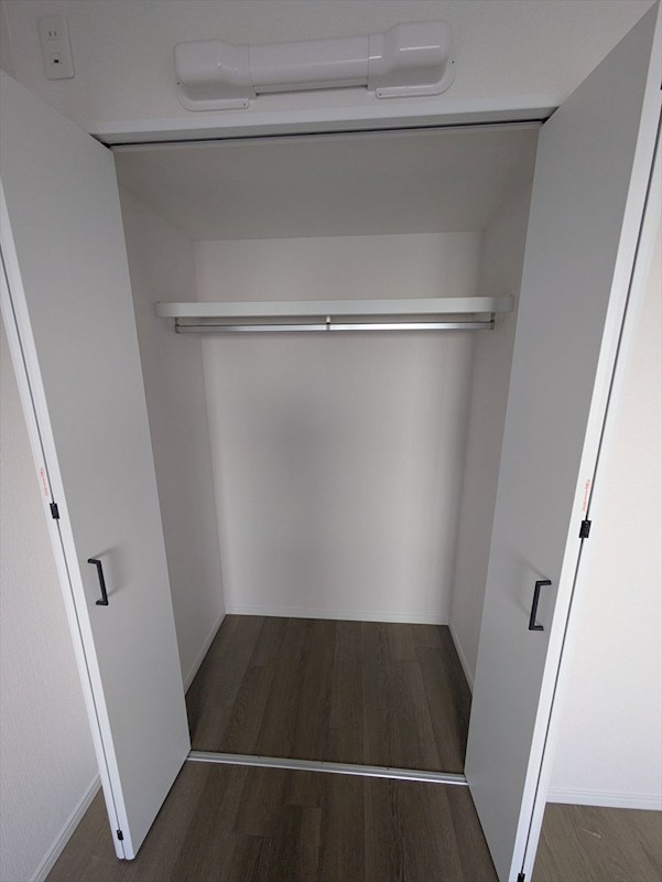 洋服がたくさんかけられるクローゼット♪ ボナハイツ中川1号棟 その他