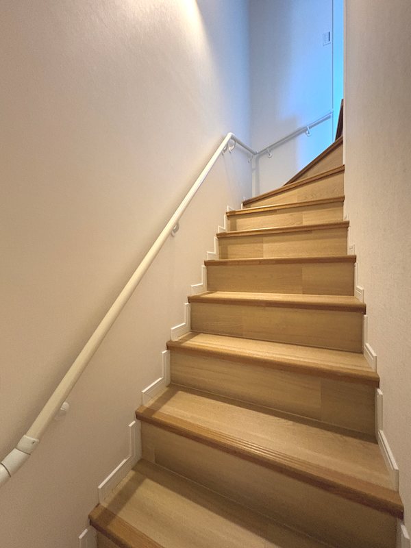 階段には手すりも付いています♪ アリーナ赤塚 その他