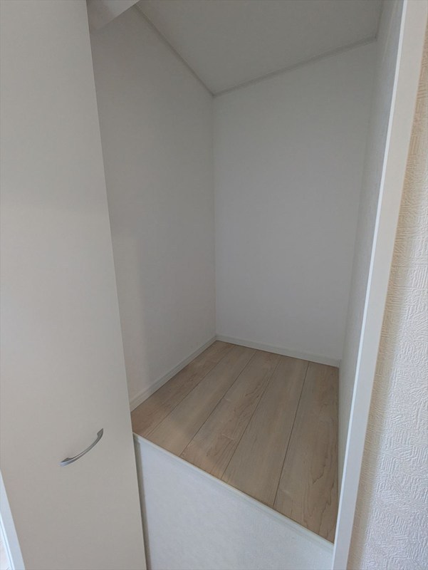 階段上のスペースも収納に有効活用♪ 足立区東和3丁目 新築戸建 その他