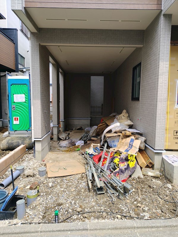 駐車スペースは屋根付きで濡れません 足立区保木間3丁目 新築戸建 その他