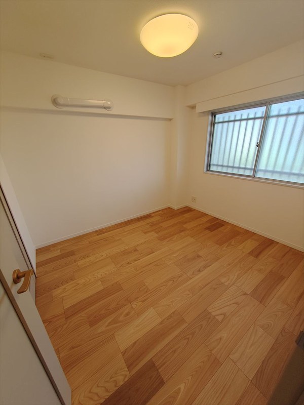 玄関側の静かな洋室です♪ グリーンパーク第11綾瀬 その他