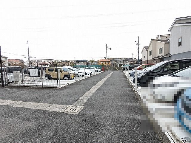 大阪府枚方市東山２丁目 共用部写真（駐車場）