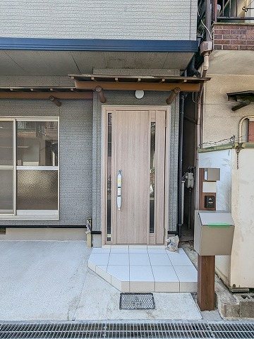 大阪府枚方市長尾家具町３丁目 現地写真（玄関）