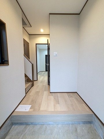 大阪府枚方市長尾東町３丁目 現地写真（玄関）