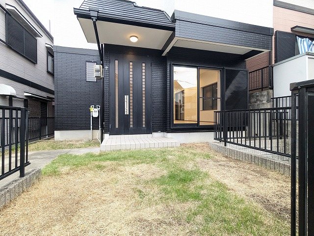 大阪府枚方市長尾東町３丁目 現地写真（玄関）