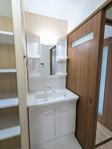 大阪府交野市藤が尾２丁目 内観写真（洗面台・洗面所）