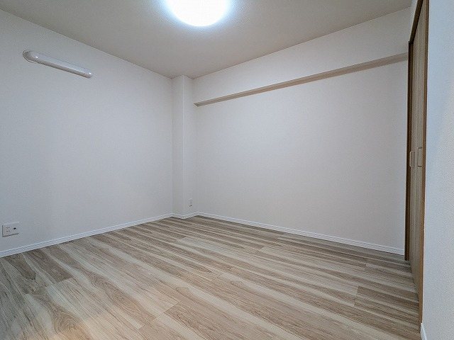 大阪府枚方市岡山手町 内観写真（リビング以外の居室）