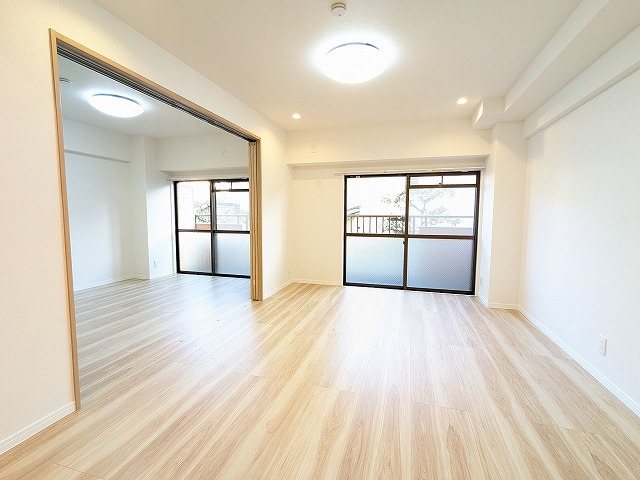 大阪府枚方市岡山手町 内観写真（リビング）