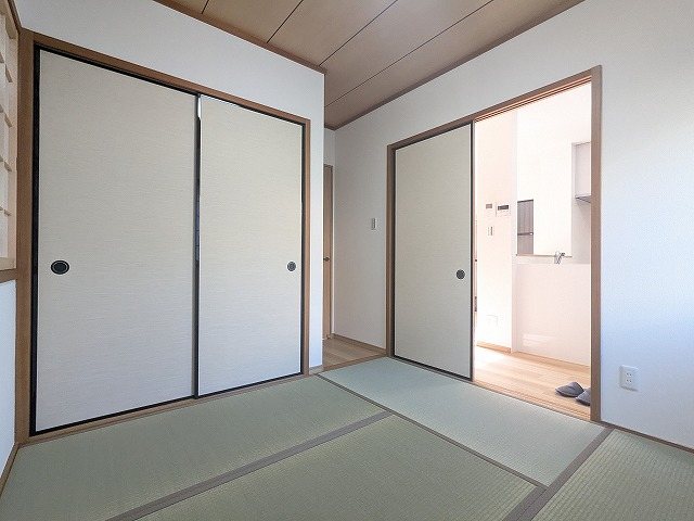 大阪府枚方市松丘町 内観写真（リビング以外の居室）