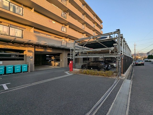 大阪府枚方市東香里１丁目 共用部写真（駐車場）