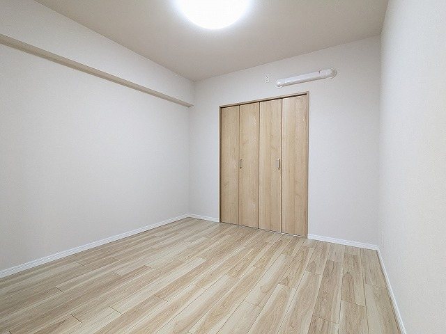 大阪府枚方市岡山手町 内観写真（リビング以外の居室）