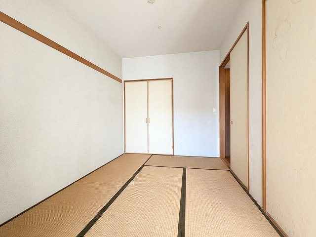 大阪府枚方市磯島南町 内観写真（リビング以外の居室）
