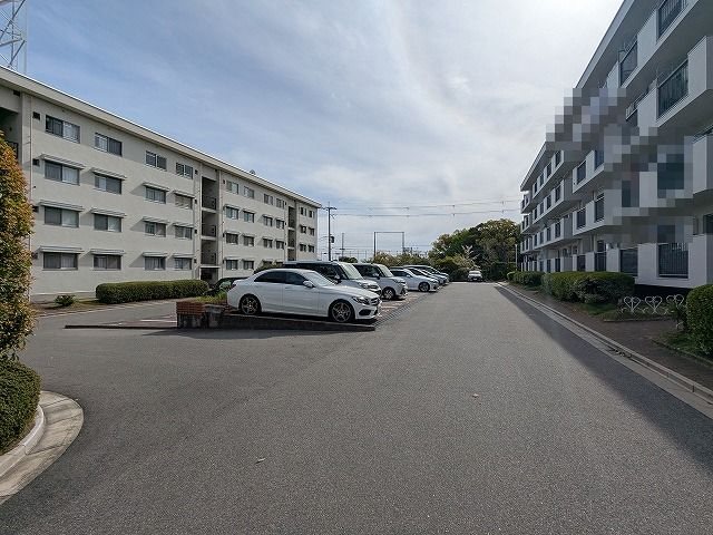 大阪府枚方市東山２丁目 共用部写真（駐車場）