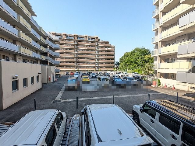大阪府枚方市田口山２丁目 共用部写真（駐車場）