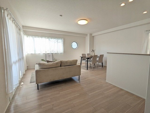 大阪府枚方市田口山２丁目 内観写真（リビング）