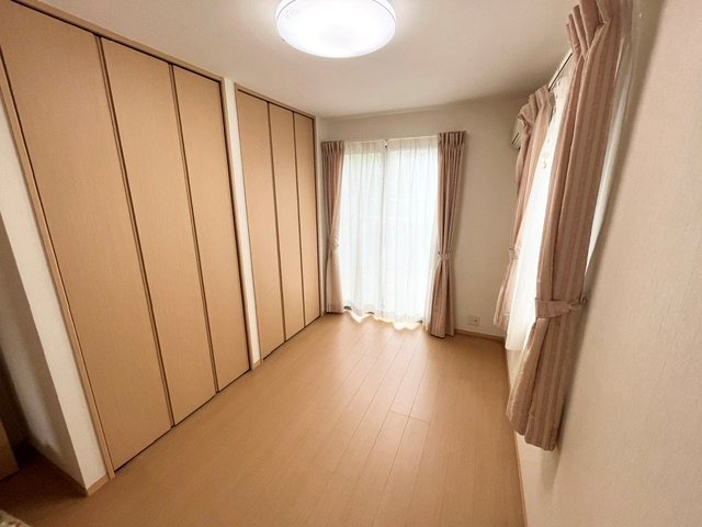 【商談中】戸建　周南市夢ヶ丘3丁目 内観写真（リビング以外の居室）