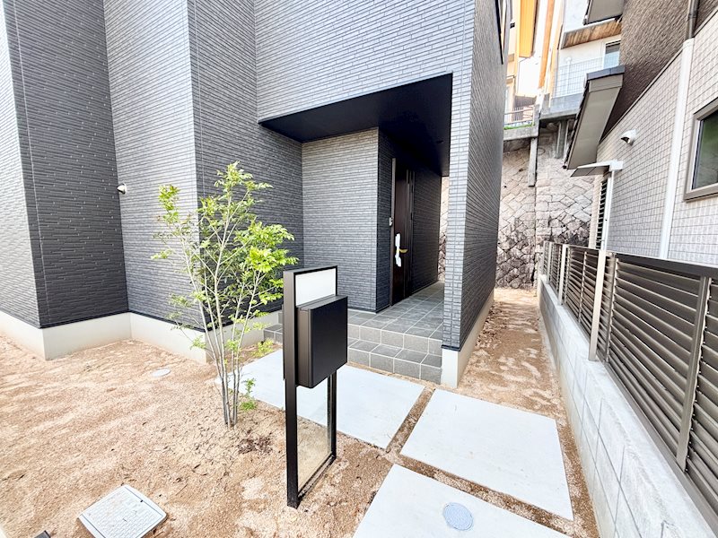 佐伯区皆賀2丁目　新築戸建 現地写真（玄関）